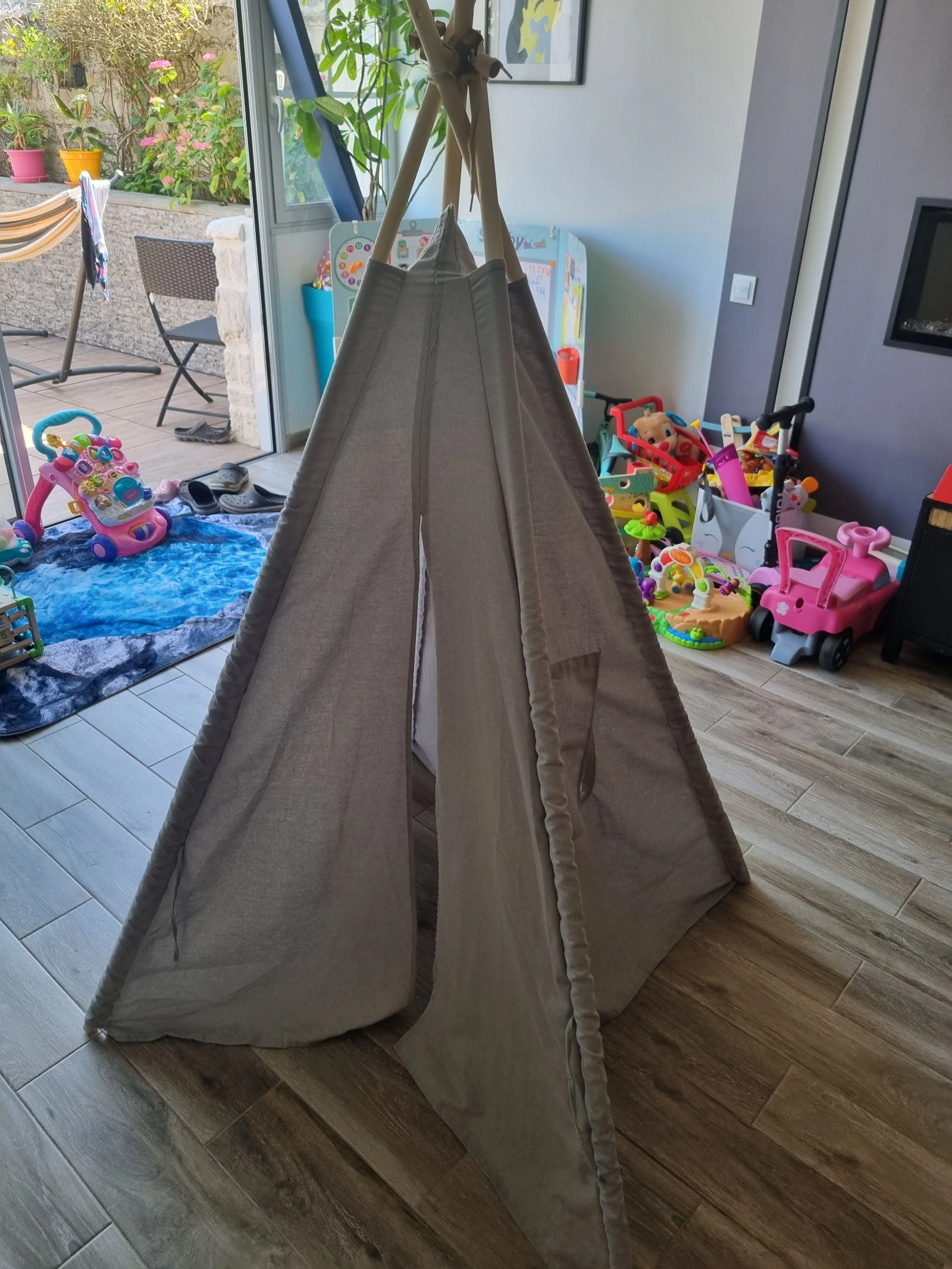 Tipi enfant gris avec guirlande - À restaurer